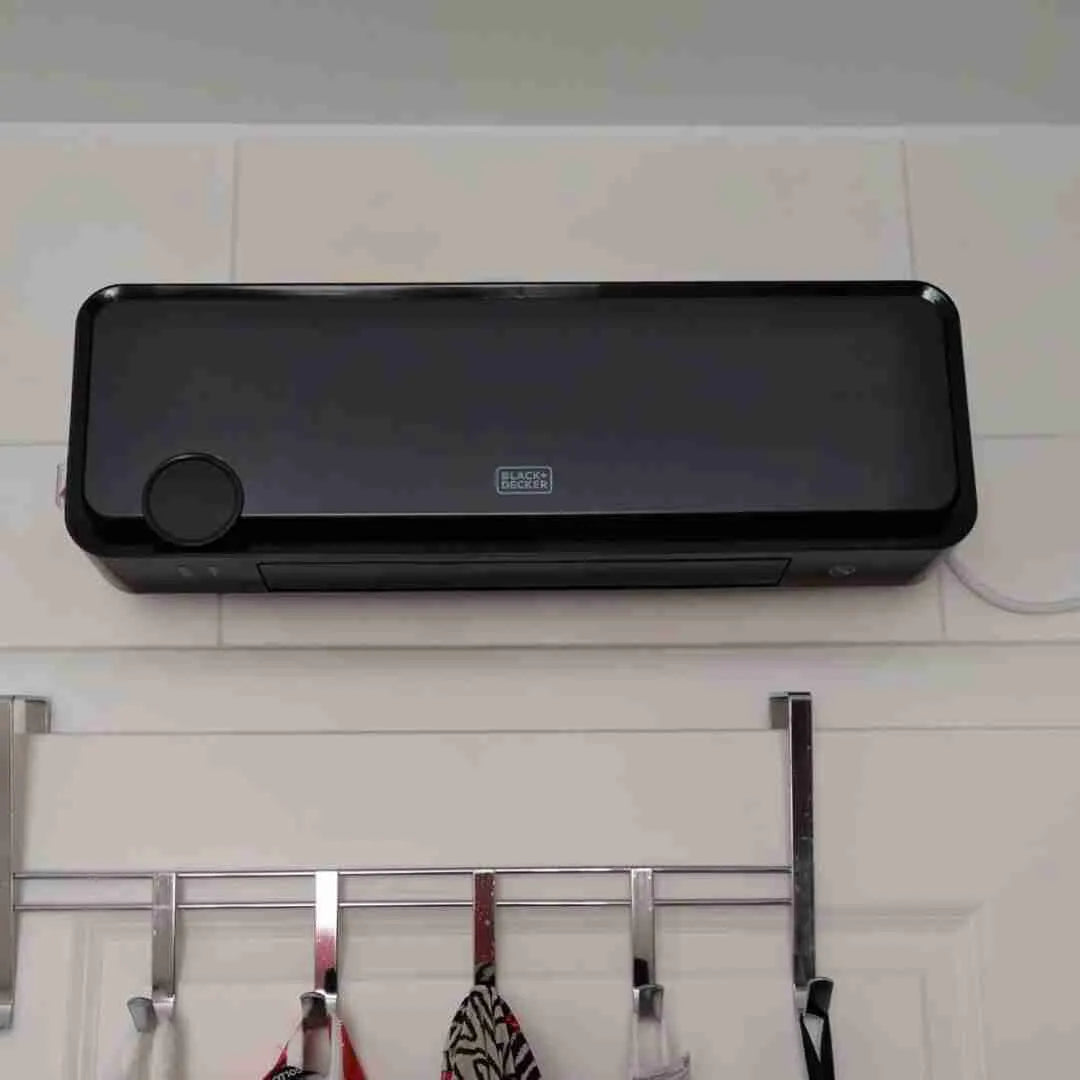 Mod. BXWSH 2000E da parete a 2 livelli di potenza 1000/2000 W. Funzione ventilatore. Termostato regolabile e dispositivo di spegnimento automatico che si aziona in caso di surriscaldamento. Temperatura regolabile da 10 a 49C. Programmatore giornaliero e settimanale. Timer 12 ore, funzione di spegnimento automatico. Display LED. Telecomando. Funzione oscillante. Staffa a muro inclusa. Consigliato per superfici fino a 20 m2. Lunghezza cavo 147 cm. Dimensioni 56 x 14,2 x h 18,5 cm. Peso 2,8 kg.