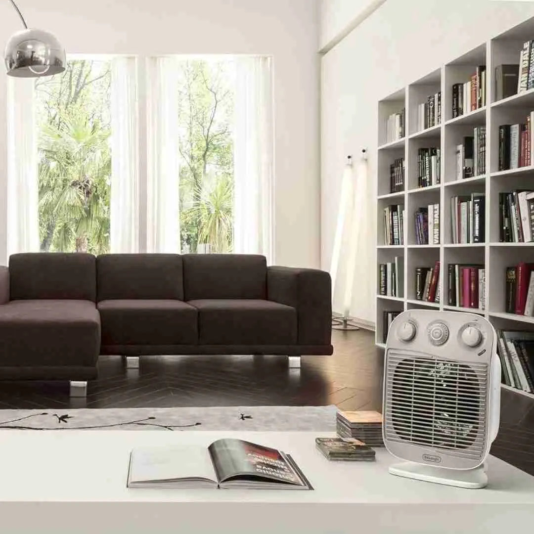 Mod. Verticale Edge HFS 50 D22 da tavolo a tre livelli di potenza 800/1400/2200 W. Bassa rumorosit. Grazie alla protezione IP21 il termoventilatore ideale per essere utilizzato in bagno per garantire un alto livello di sicurezza. Timer 24h. Silence system. Termostato ambiente. Termostato di sicurezza. Protezione antigelo. Ventilazione estiva. Funzione antigelo. Volume riscaldabile 65 m. Maniglia ergonomica per un facile trasporto. Dimensioni 229x146xh335 mm. Peso 1,2 kg.