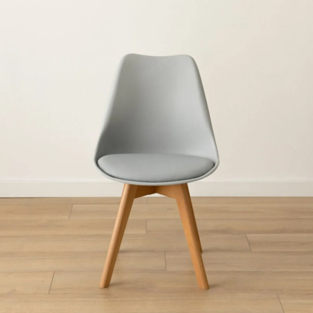 Sedia con gambe in legno