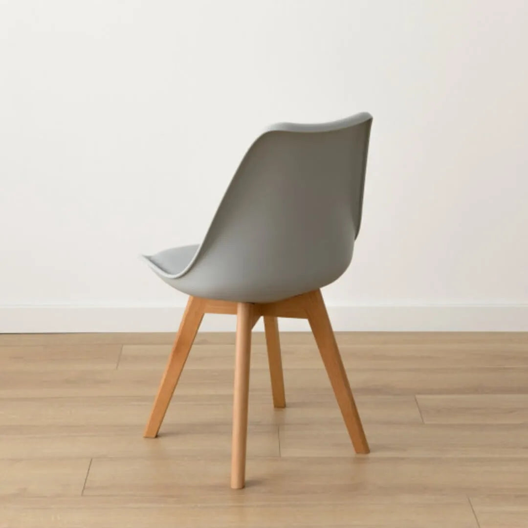 Sedia con gambe in legno