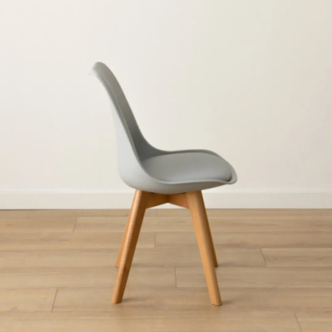 Sedia con gambe in legno