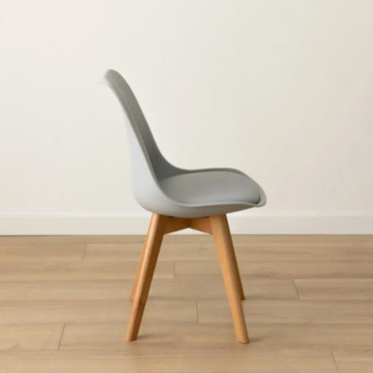 Sedia con gambe in legno